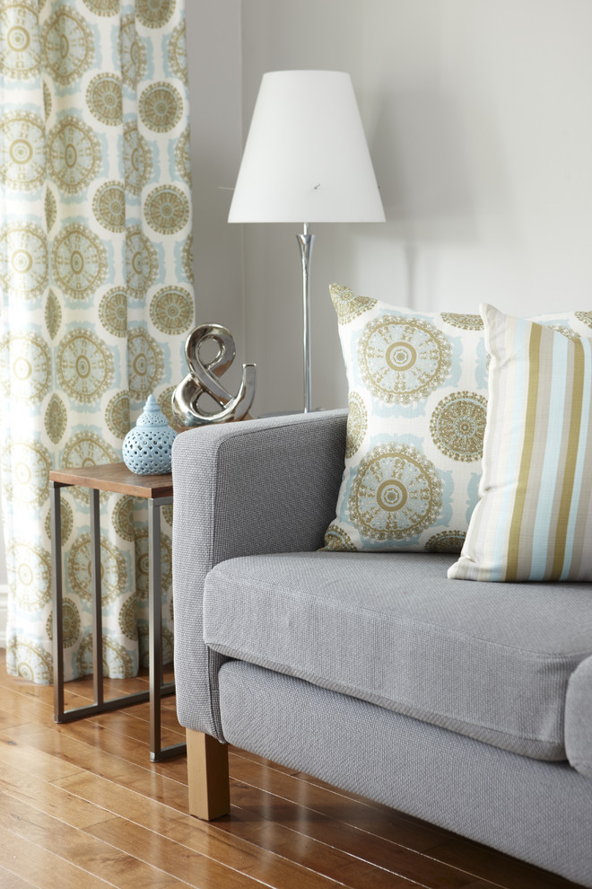 Example of a minimalist living room design in Toronto