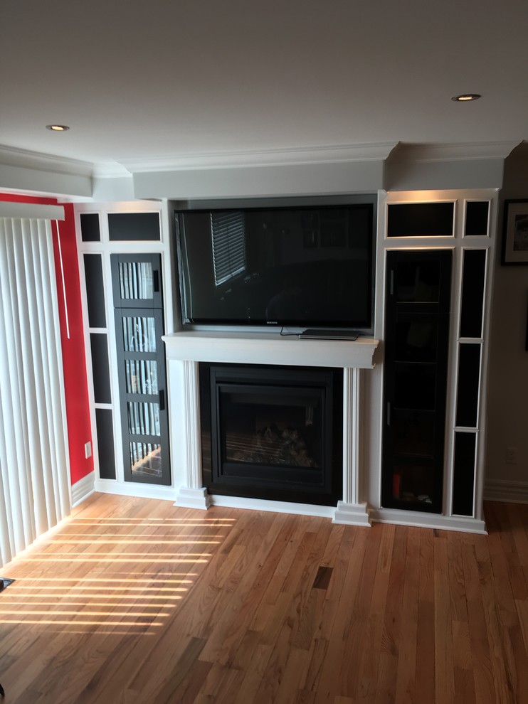 Modern inredning av ett mellanstort separat vardagsrum, med vita väggar, ljust trägolv, en standard öppen spis, en spiselkrans i metall, en väggmonterad TV och brunt golv