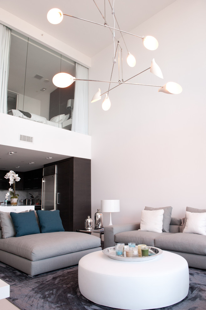 Kleines, Repräsentatives, Offenes, Fernseherloses Modernes Wohnzimmer ohne Kamin mit weißer Wandfarbe in Miami