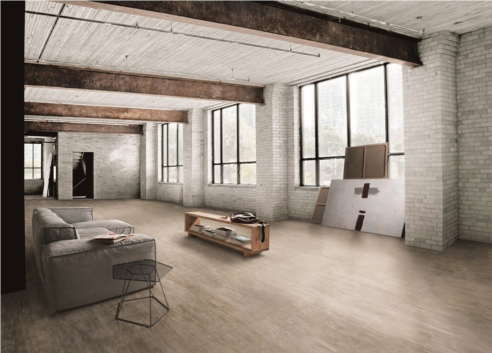 Industrial Wohnzimmer mit Porzellan-Bodenfliesen in Denver