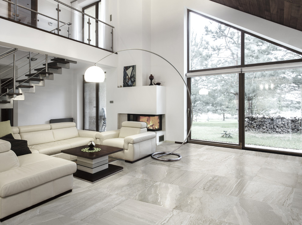 Пример оригинального дизайна: открытая гостиная комната среднего размера в стиле неоклассика (современная классика) с белыми стенами, полом из керамогранита, стандартным камином и фасадом камина из штукатурки