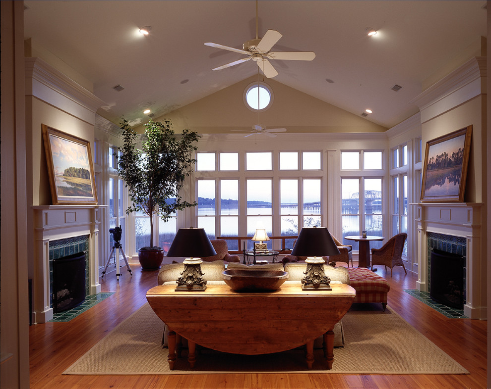На фото: гостиная комната в морском стиле с стандартным камином и фасадом камина из плитки