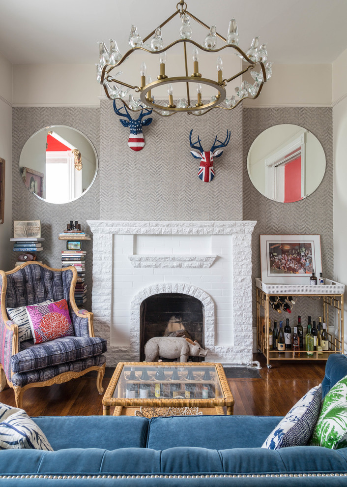 Mittelgroßes, Fernseherloses Eklektisches Wohnzimmer mit beiger Wandfarbe, braunem Holzboden, Kamin und Kaminumrandung aus Backstein in San Francisco