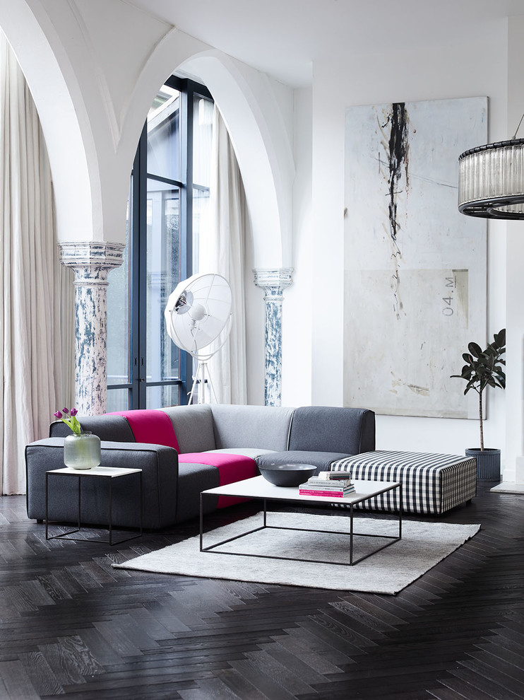 Foto di un grande soggiorno contemporaneo aperto con pareti bianche, parquet scuro e pavimento nero