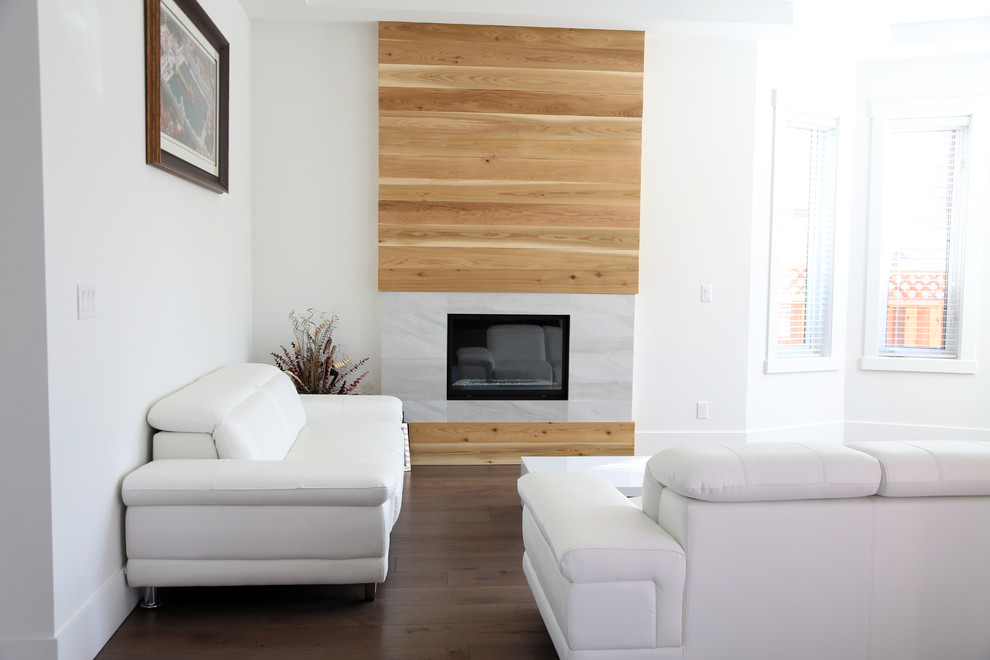 Idéer för funkis vardagsrum, med ett finrum, vita väggar, mörkt trägolv och en spiselkrans i trä