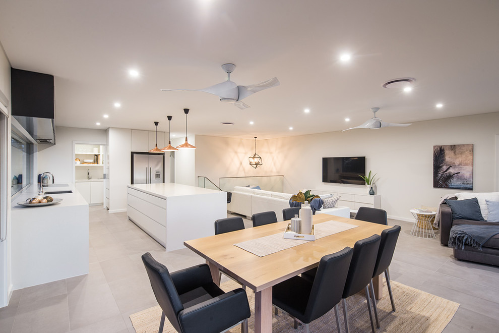 Geräumiges, Offenes Modernes Wohnzimmer mit weißer Wandfarbe, Keramikboden und TV-Wand in Sydney
