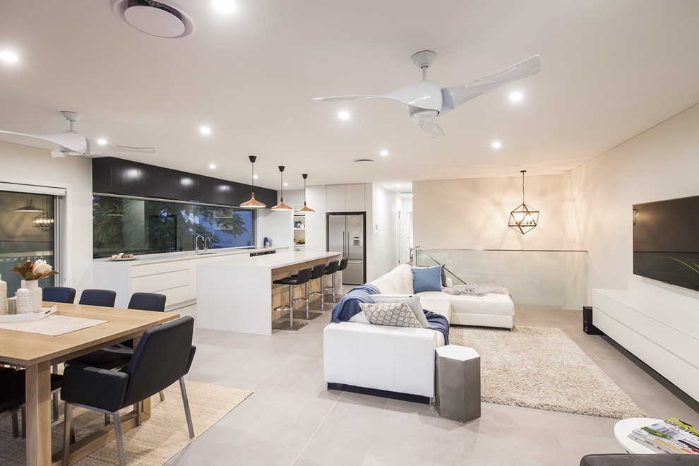 Immagine di un ampio soggiorno moderno aperto con pareti bianche, pavimento con piastrelle in ceramica e TV a parete