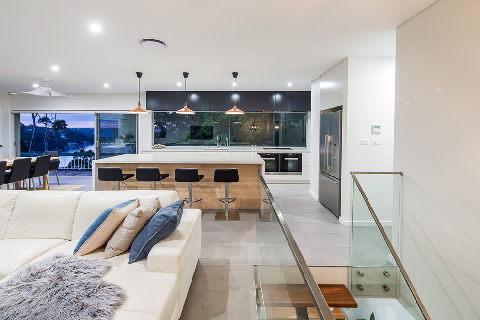Geräumiges, Offenes Modernes Wohnzimmer mit weißer Wandfarbe, Keramikboden und TV-Wand in Sydney