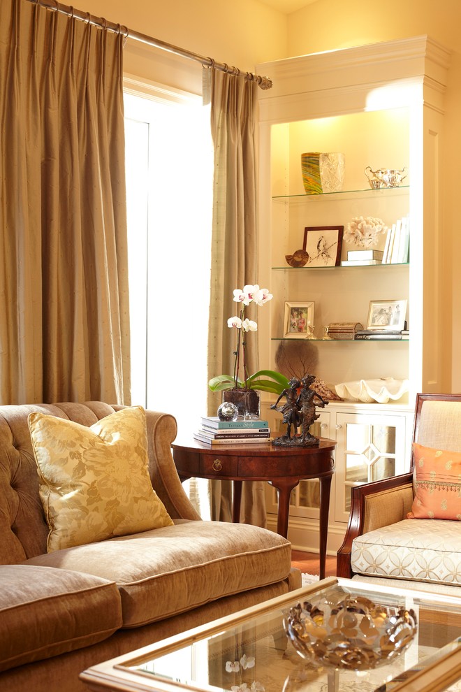 Mittelgroßes, Repräsentatives, Fernseherloses Klassisches Wohnzimmer im Loft-Stil mit gelber Wandfarbe, braunem Holzboden, Kamin und Kaminumrandung aus Stein in Toronto