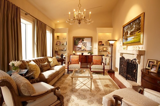 Стильный дизайн: парадная, двухуровневая гостиная комната среднего размера в классическом стиле с желтыми стенами, паркетным полом среднего тона, стандартным камином и фасадом камина из камня без телевизора - последний тренд