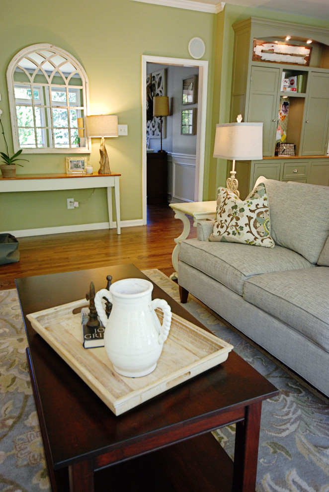 Exempel på ett stort klassiskt separat vardagsrum, med gröna väggar, mellanmörkt trägolv, ett finrum, en standard öppen spis, en spiselkrans i tegelsten och brunt golv