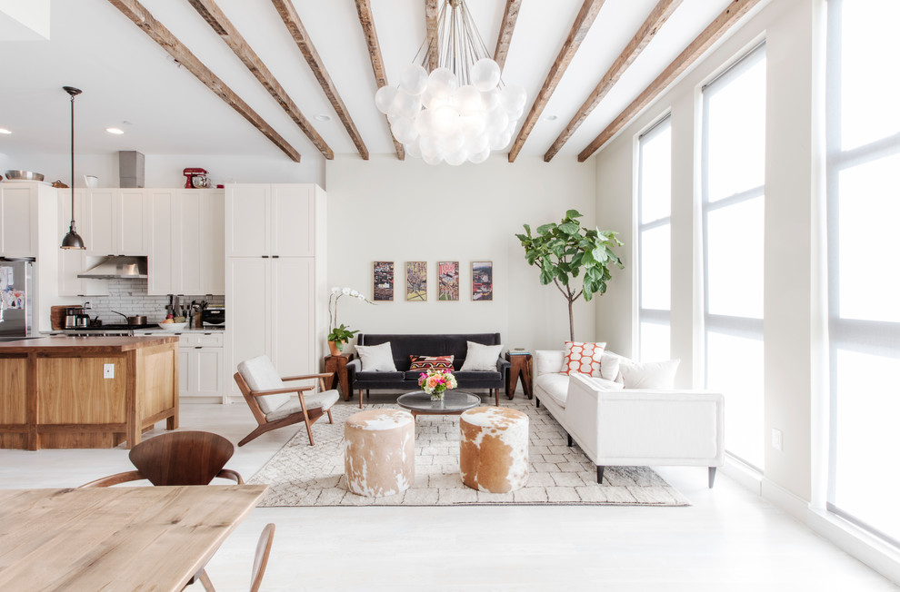 Modernes Wohnzimmer mit weißer Wandfarbe und weißem Boden in New York