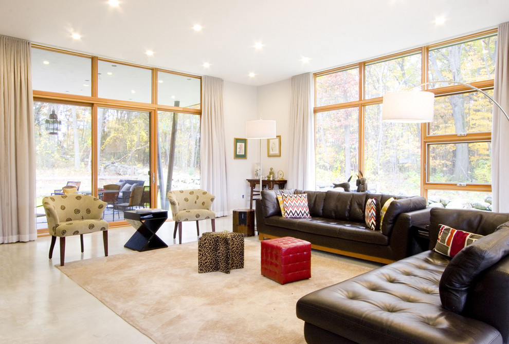Стильный дизайн: большая гостиная комната в стиле модернизм с коричневым диваном - последний тренд