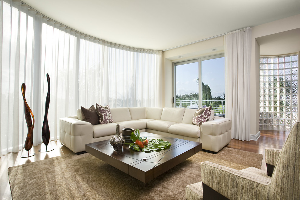 Esempio di un grande soggiorno design con pareti beige