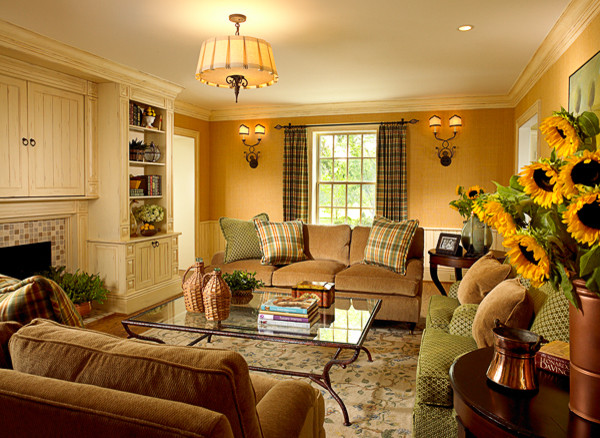 Свежая идея для дизайна: парадная, изолированная гостиная комната среднего размера в классическом стиле с желтыми стенами, коричневым полом, стандартным камином и фасадом камина из плитки без телевизора - отличное фото интерьера