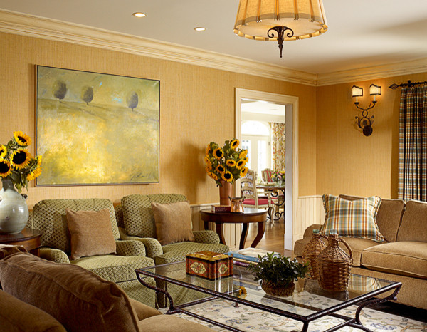 Идея дизайна: парадная, изолированная гостиная комната среднего размера в классическом стиле с желтыми стенами, коричневым полом, стандартным камином и фасадом камина из плитки без телевизора