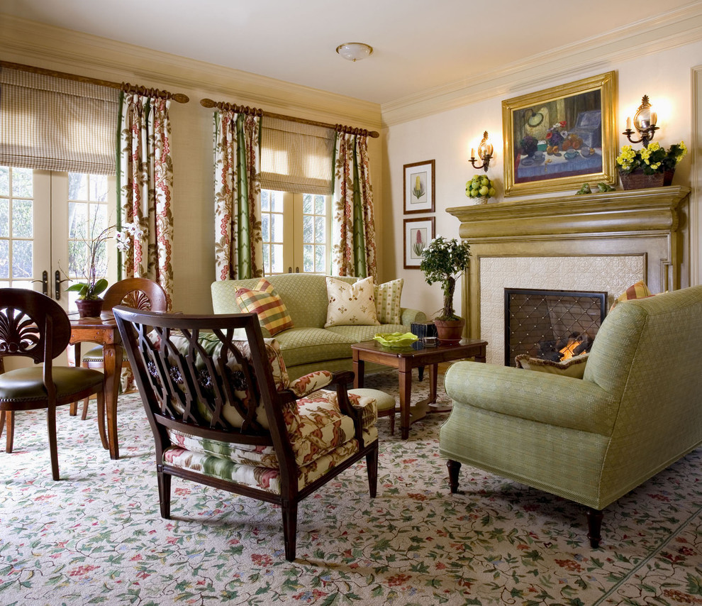 На фото: гостиная комната в классическом стиле с фасадом камина из плитки и красивыми шторами с