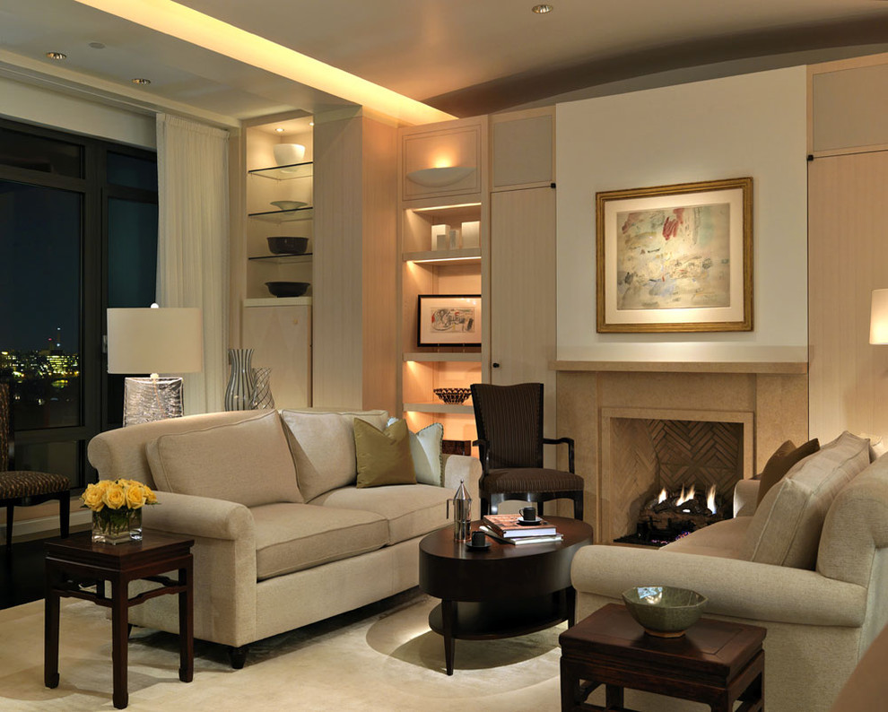 Пример оригинального дизайна: гостиная комната в современном стиле с стандартным камином