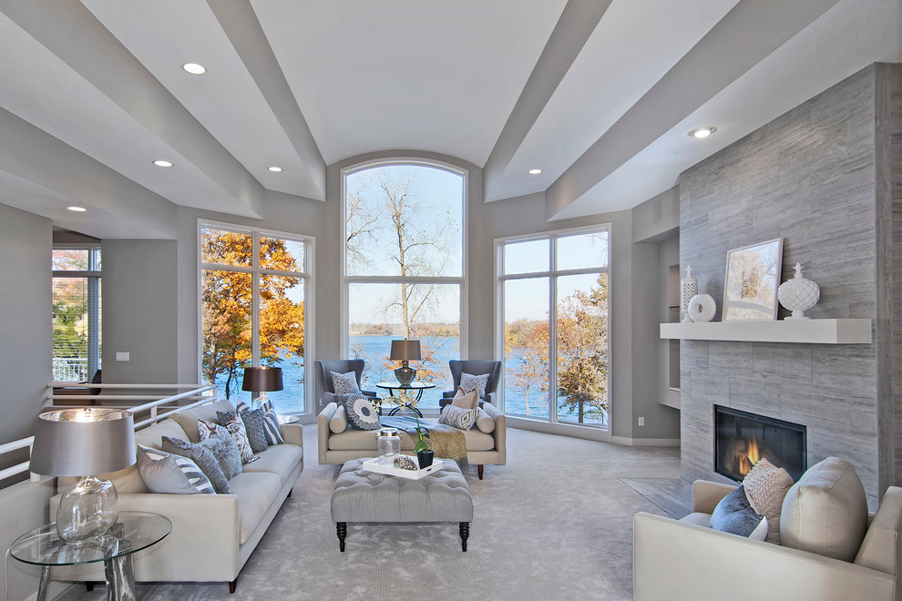Repräsentatives, Fernseherloses Klassisches Wohnzimmer mit grauer Wandfarbe, Teppichboden, Gaskamin und gefliester Kaminumrandung in Minneapolis