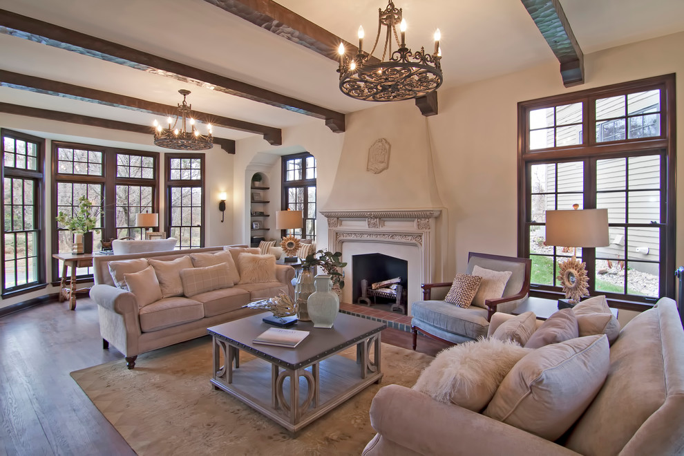 Fernseherloses Wohnzimmer mit beiger Wandfarbe, braunem Holzboden und Kamin in Minneapolis