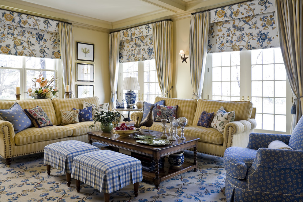 Идея дизайна: гостиная комната в классическом стиле с желтыми стенами и ковром на полу
