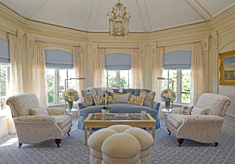 Источник вдохновения для домашнего уюта: огромная гостиная комната в классическом стиле с бежевыми стенами и синим диваном