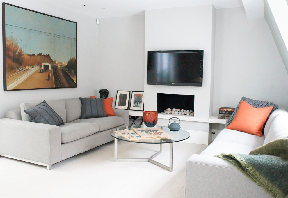 Mittelgroßes, Abgetrenntes, Repräsentatives Modernes Wohnzimmer mit weißer Wandfarbe, Kamin und TV-Wand in London