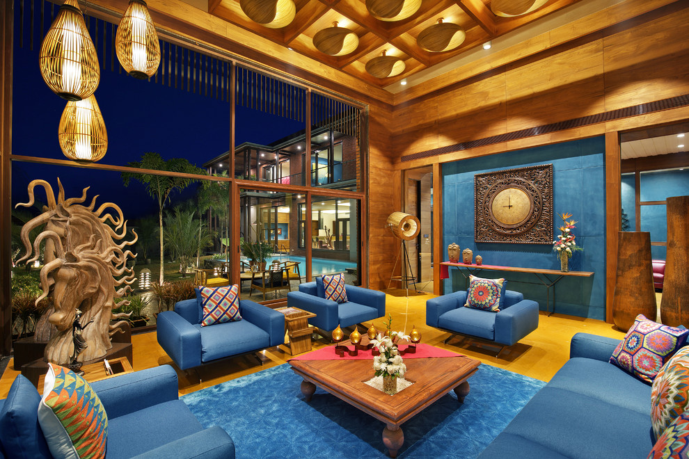 Стильный дизайн: парадная, изолированная гостиная комната в средиземноморском стиле с синими стенами и синим диваном - последний тренд