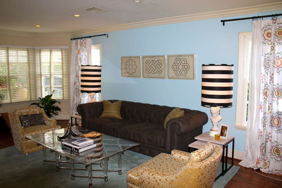 Idée de décoration pour un grand salon design fermé avec un mur bleu, parquet foncé et un téléviseur indépendant.