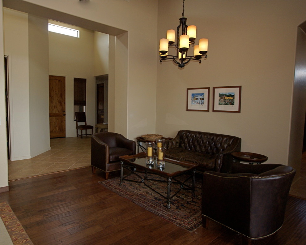 Imagen de salón abierto tradicional renovado de tamaño medio con paredes beige y suelo de madera en tonos medios