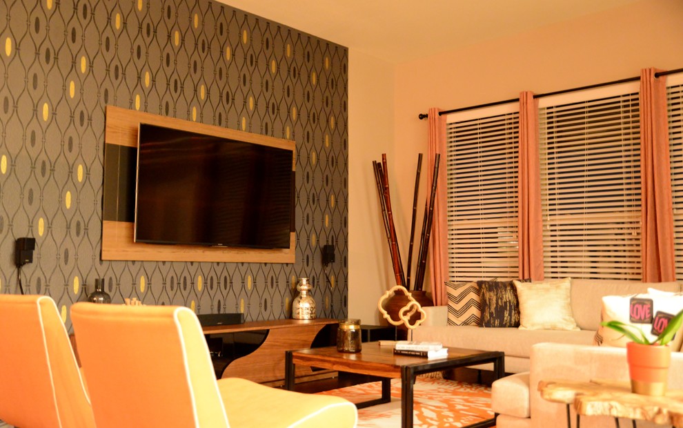 На фото: большая парадная, открытая гостиная комната в стиле неоклассика (современная классика) с серыми стенами, темным паркетным полом и телевизором на стене без камина