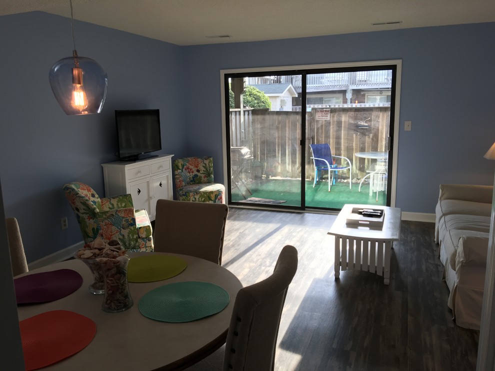Mittelgroßes, Offenes Modernes Wohnzimmer mit blauer Wandfarbe, Vinylboden und freistehendem TV in Sonstige