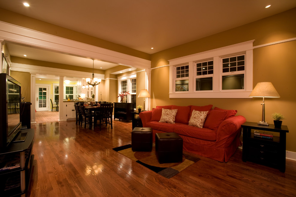 Foto de salón abierto de estilo americano de tamaño medio con suelo de madera en tonos medios y televisor independiente