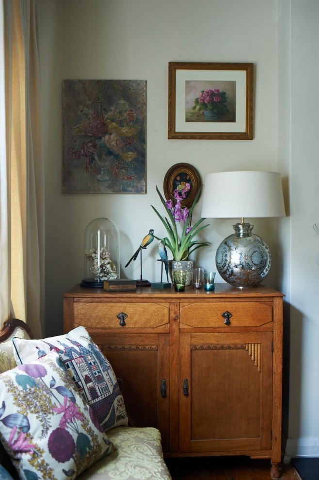 Mittelgroßes Stilmix Wohnzimmer mit beiger Wandfarbe und hellem Holzboden in London