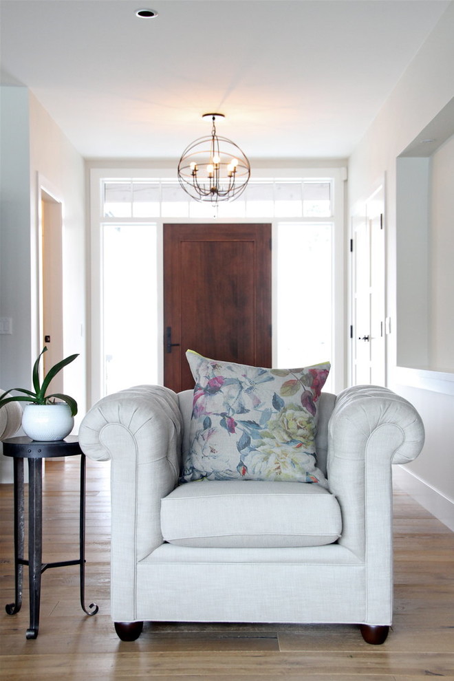 Imagen de salón abierto clásico renovado grande con paredes blancas, suelo de madera en tonos medios y suelo marrón