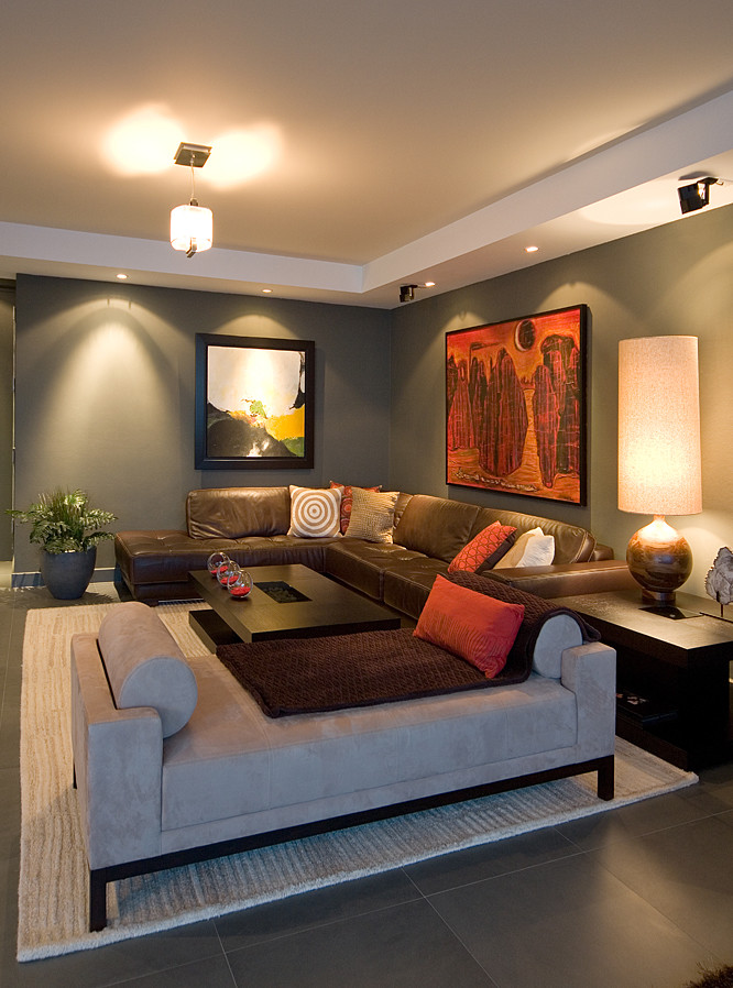 Ejemplo de salón abierto actual de tamaño medio con televisor colgado en la pared, paredes grises y suelo de baldosas de cerámica
