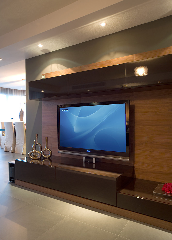 Mittelgroßes, Offenes Modernes Wohnzimmer mit TV-Wand, grauer Wandfarbe und Keramikboden in Sonstige