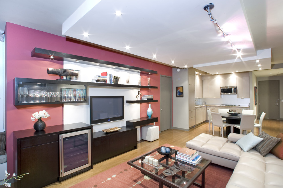 Cette photo montre un salon tendance de taille moyenne et ouvert avec un bar de salon, un téléviseur encastré, un mur rouge et un sol en bois brun.