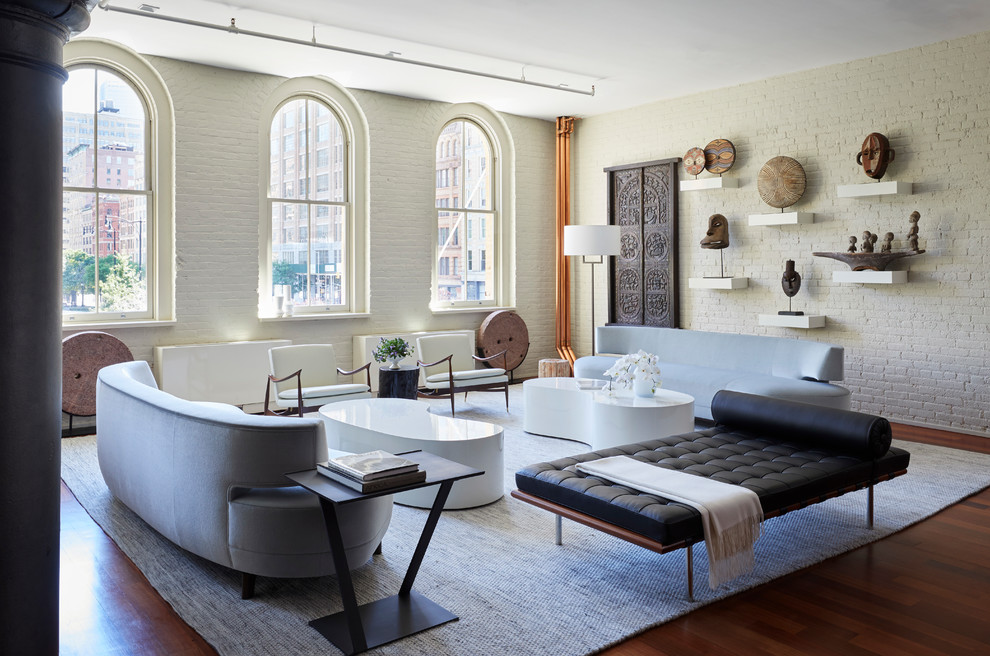 Foto di un soggiorno minimal aperto con pareti bianche, parquet scuro, sala formale e pavimento marrone