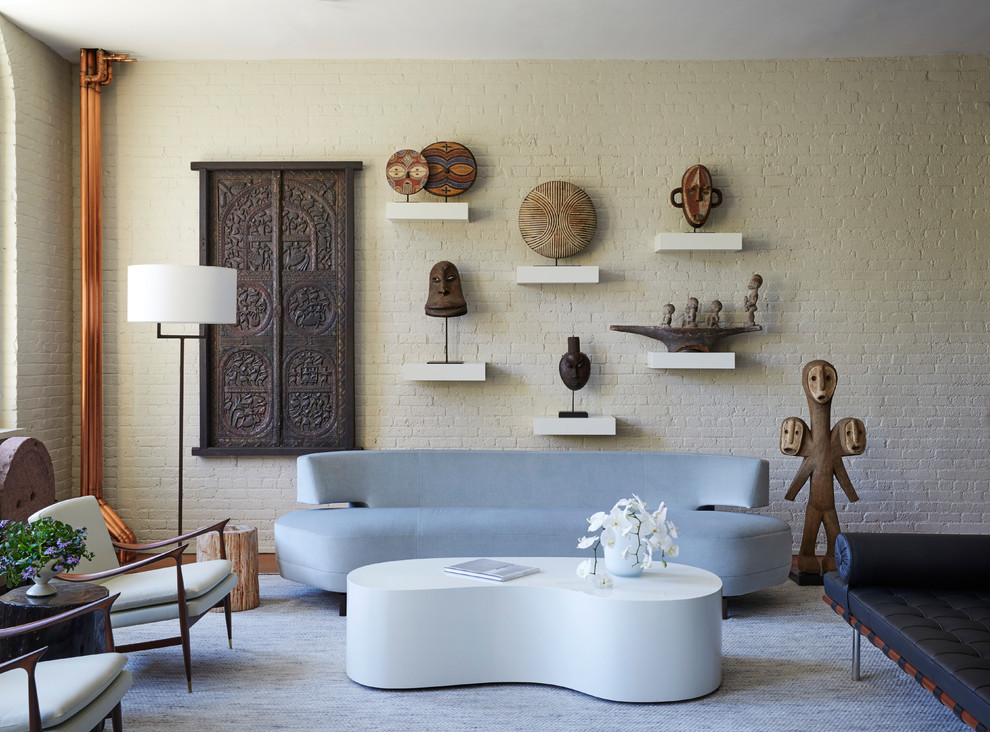Immagine di un grande soggiorno design aperto con pareti bianche e pavimento marrone
