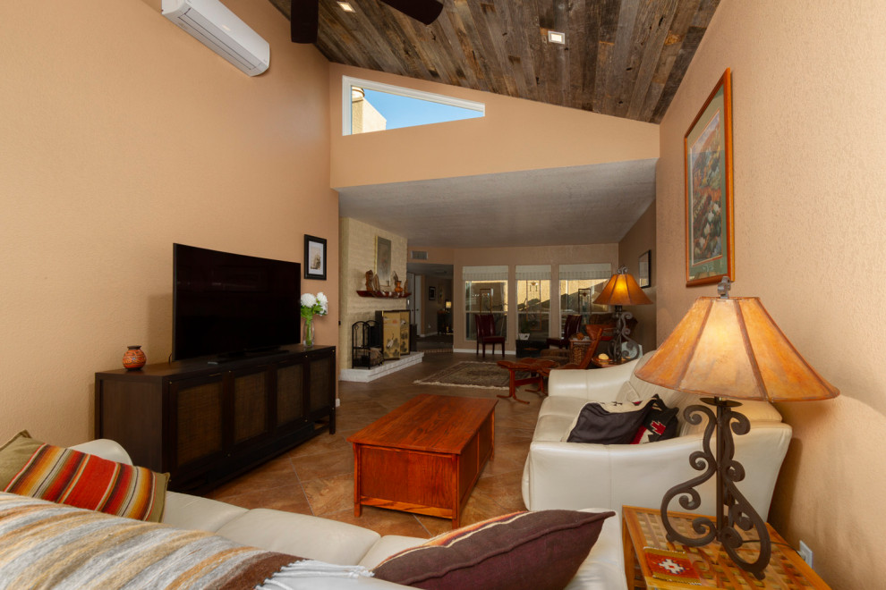 Idée de décoration pour un salon sud-ouest américain de taille moyenne avec un plafond en bois.