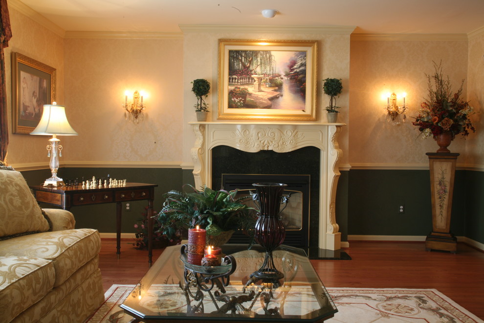 Inspiration pour un salon traditionnel avec un mur multicolore, un sol en bois brun, une cheminée standard et un manteau de cheminée en bois.
