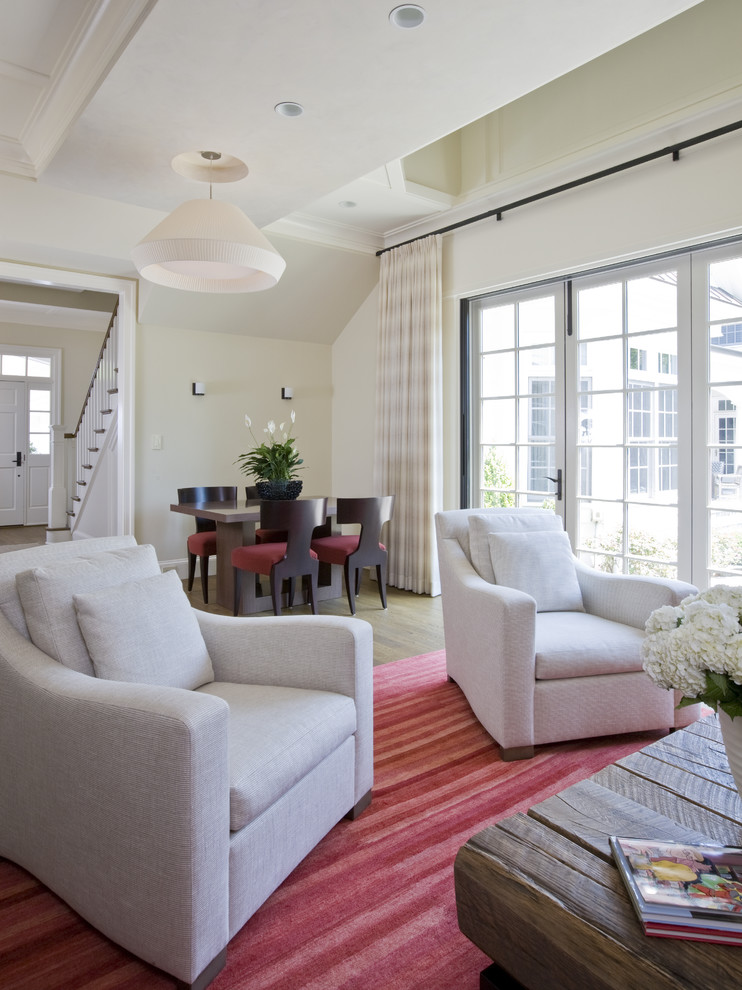 Offenes Modernes Wohnzimmer mit beiger Wandfarbe in Washington, D.C.