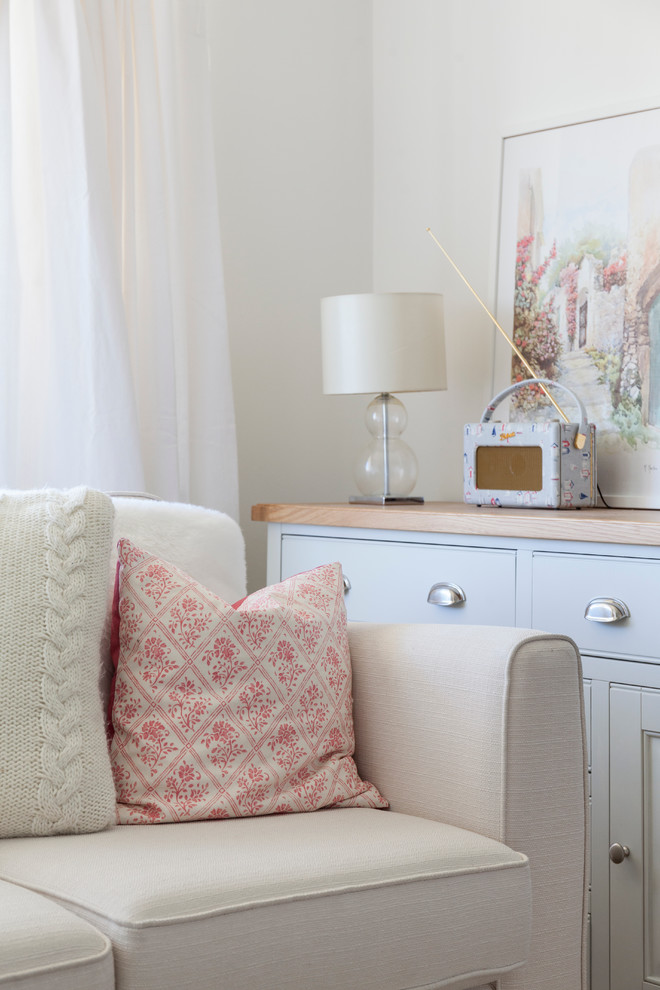 Foto de salón abierto de estilo de casa de campo pequeño con paredes blancas, moqueta, estufa de leña y marco de chimenea de yeso