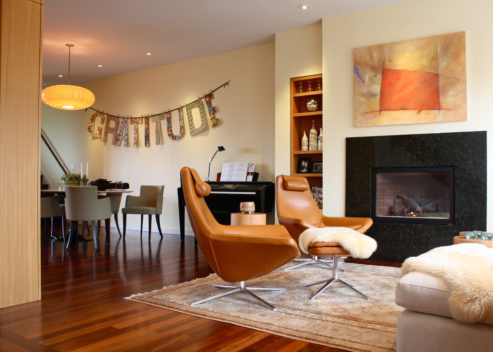 Стильный дизайн: гостиная комната в современном стиле с желтыми стенами - последний тренд
