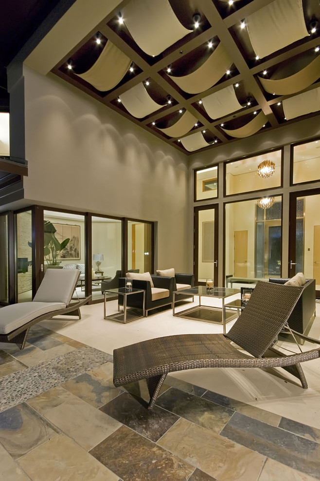Свежая идея для дизайна: гостиная комната в современном стиле с серыми стенами и полом из сланца - отличное фото интерьера