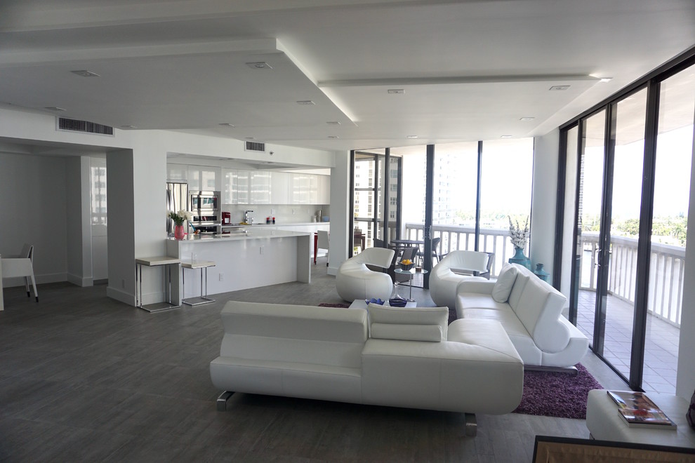 Großes, Offenes, Repräsentatives, Fernseherloses Modernes Wohnzimmer ohne Kamin mit weißer Wandfarbe, Betonboden, grauem Boden und Kassettendecke in Miami