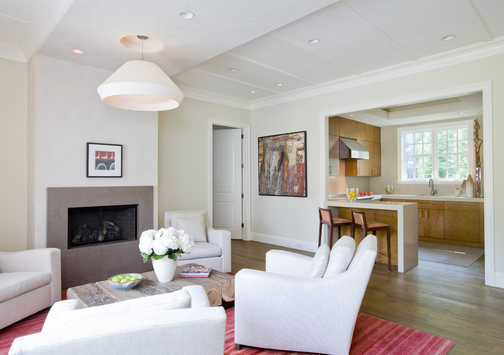 Ispirazione per un soggiorno design con pareti beige e camino classico