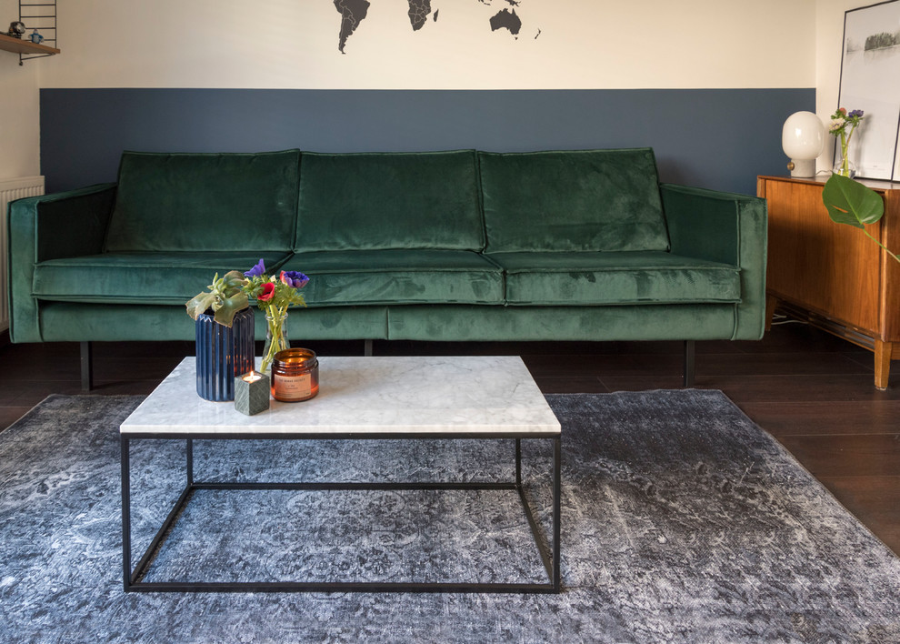 Inspiration pour un salon minimaliste de taille moyenne et ouvert avec une salle de réception, un mur bleu, sol en stratifié, aucune cheminée et un sol marron.