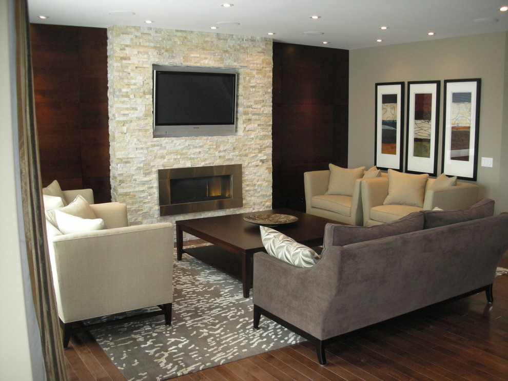 Esempio di un grande soggiorno contemporaneo chiuso con pareti grigie, pavimento in legno massello medio, camino classico, cornice del camino in metallo e nessuna TV